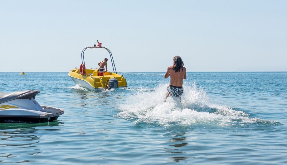 wakeboarding-boat